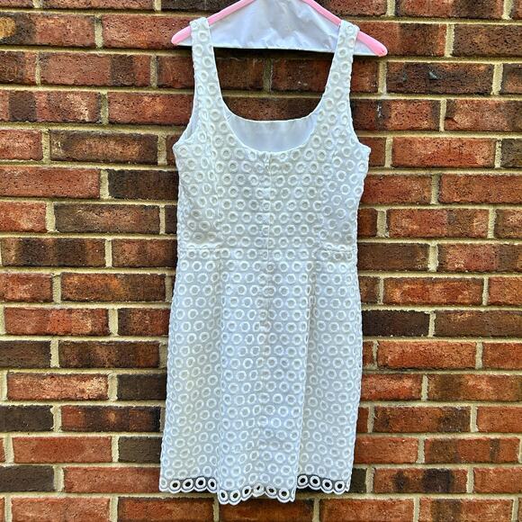 Lilly Pulitzer Meredith Eyelet Shift Dress in Resort White, Size 6 - Picture 3 of 10